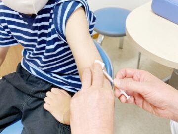 予防接種を受ける少年