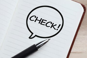 ノートに書かれたチェックの文字